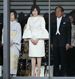 安倍昭恵夫人が天皇即位の際に着ていたワンピース姿