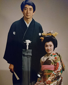 安倍首相と昭恵夫人が結婚したときの写真