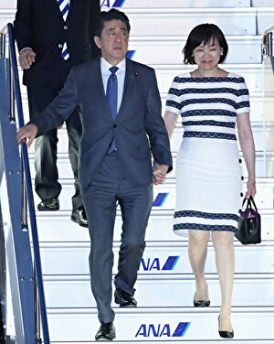 安倍首相と安倍昭恵夫人が飛行機から降りる様子